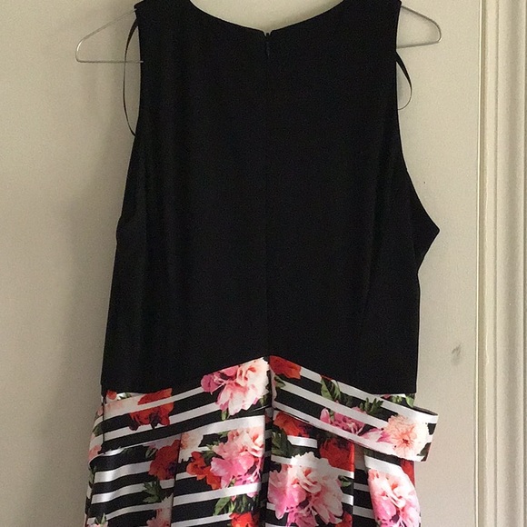 Dress with floral skirt - Picture 2 of 6